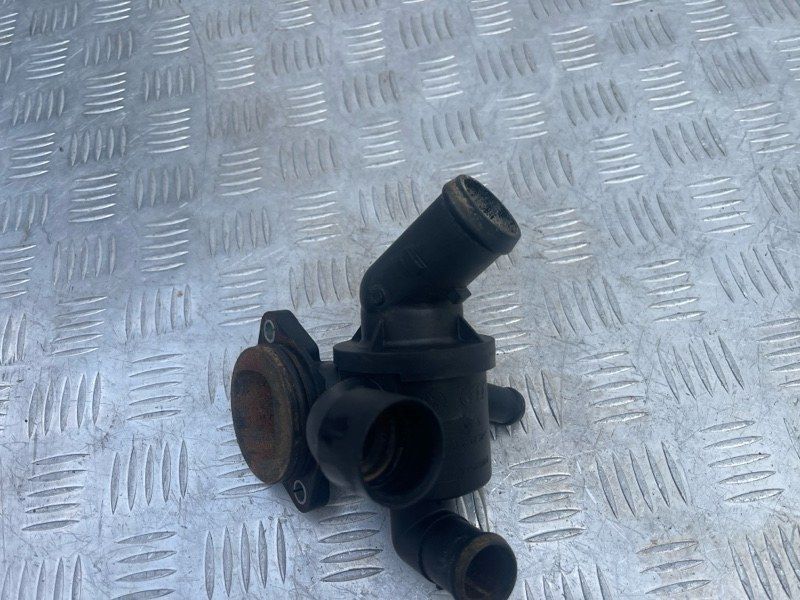 Корпус термостата 03L121111AE Volkswagen Tiguan
