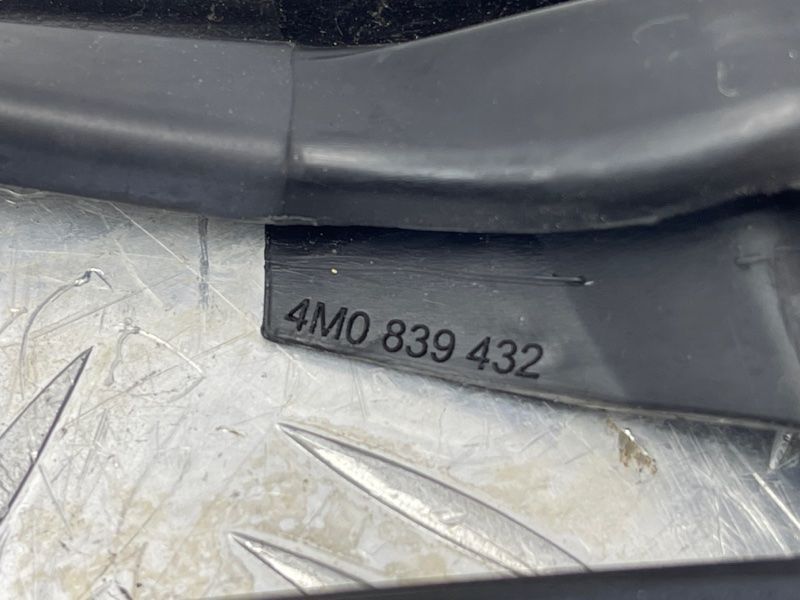 Направляющая стекла двери 4M0839432 Audi Q7