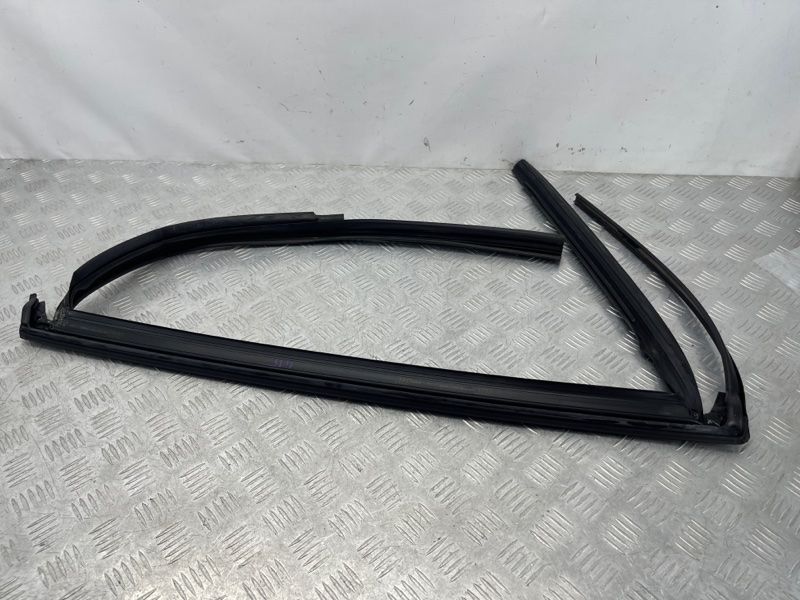 Направляющая стекла двери 4M0839432 Audi Q7