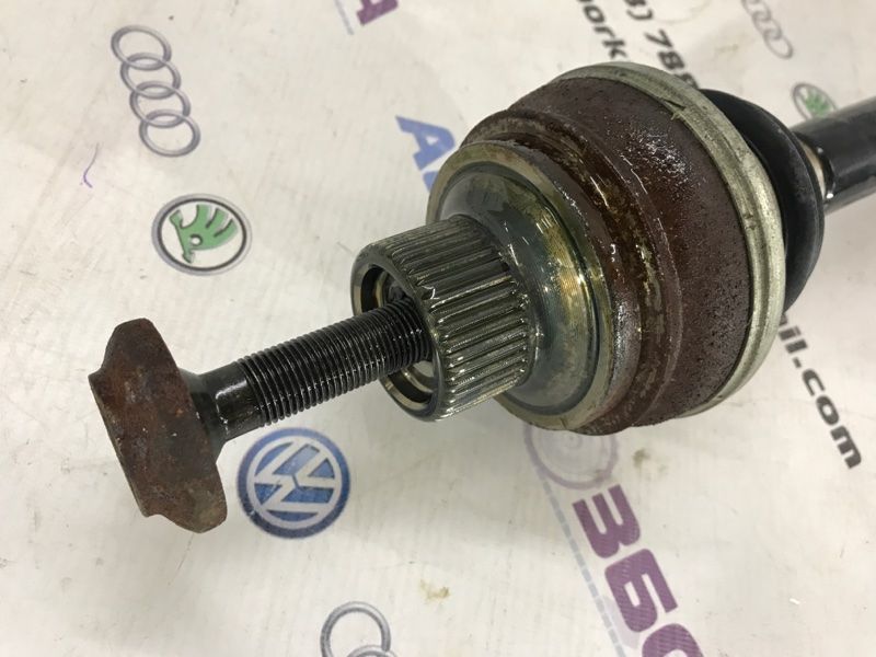 Піввісь 8R0501203C Audi A6
