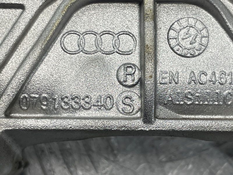 Кронштейн впускного колектора 079133340S Audi A8