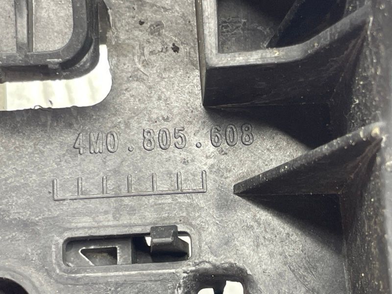 Кріплення фари праве 4M0805608 Audi Q7 Audi Q7