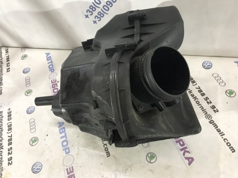 Корпус повітряного фільтра 4H0133824L Audi A8