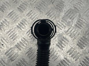 Трубка насоса вторинного повітря 4M0133817J Audi Q7