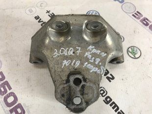 Кронштейн коробки АКПП / траверса / опора 7L0399649E Audi Q7