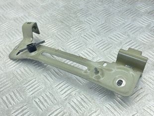 Кронштейн крила 4M0821431 Audi Q7