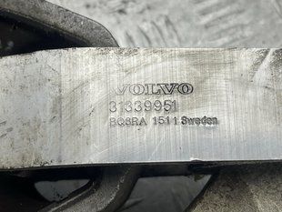 Кронштейн подушки двигателя 31339951 Volvo XC90
