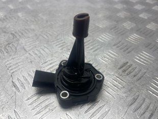 Датчик уровня масла в двигателе 03C907660R Audi S4