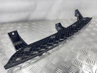 Направляюча переднього бампера центральна 7P6807192B Volkswagen Touareg Volkswagen Touareg