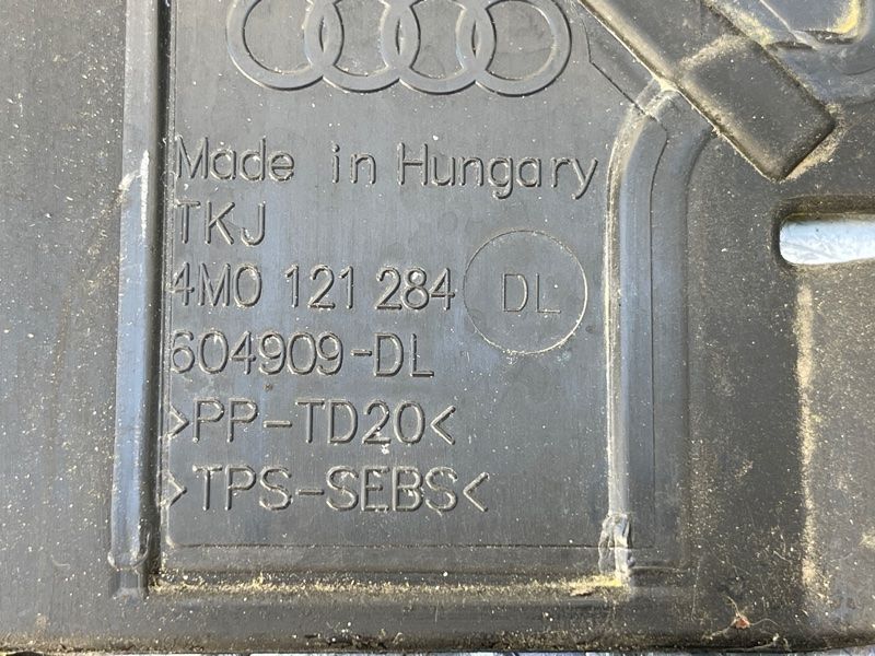 Повітропровід радіатора 4M0121284DL Audi Q7
