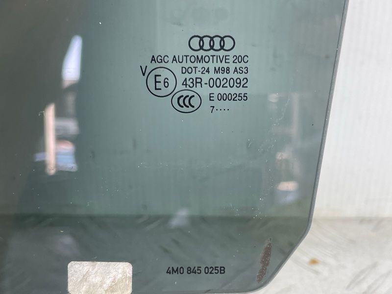 Скло дверей задніх Audi Q7