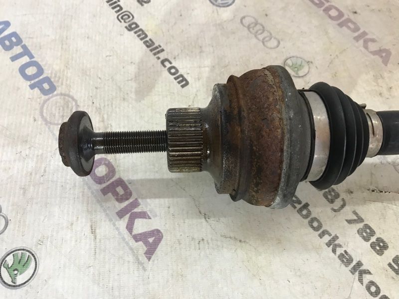 Полуось 8R0501204D Audi S8
