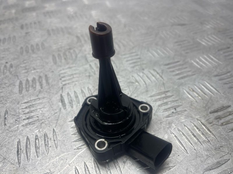 Датчик уровня масла двигателя 03C907660R Audi S4