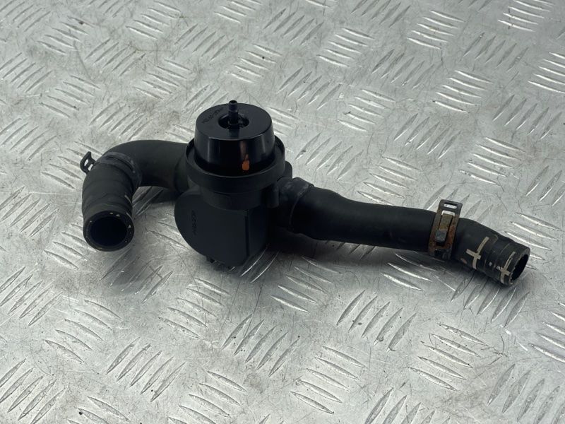 Шланг ОР з клапаном 7P0122049B Volkswagen Touareg