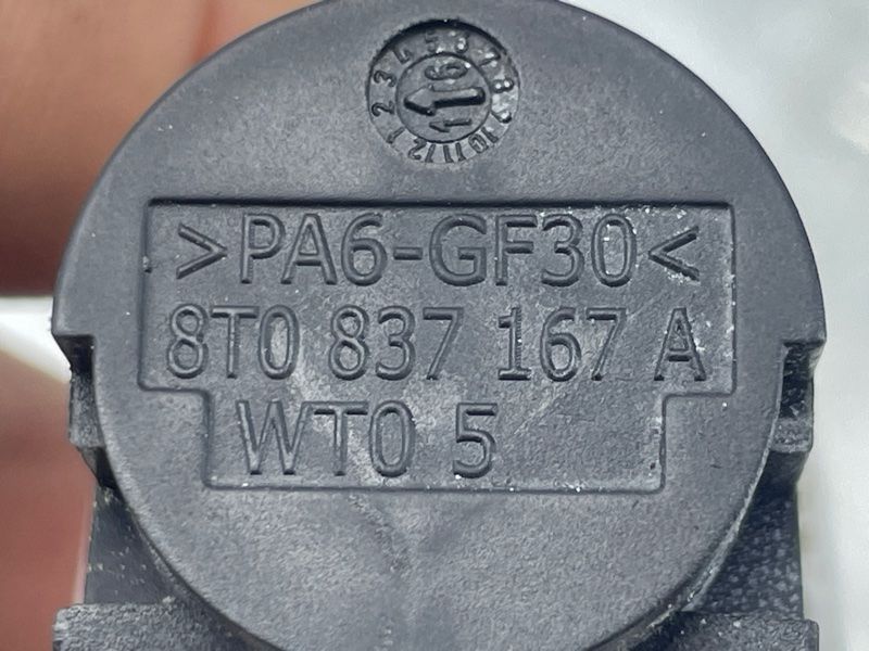 Колпачок ручки двери 8T0837167A Audi Q3
