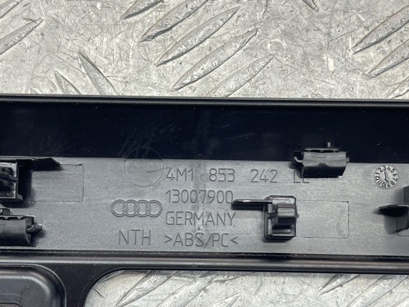 Декоративна накладка на торпедо Audi Q7