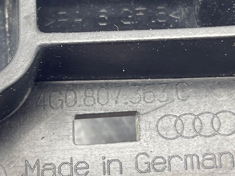 Направляющая / Крепление / Кронштейн бампера Audi A6
