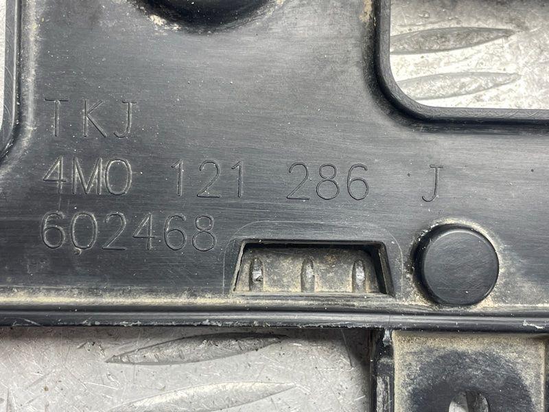 Повітропровід радіатора 4M0121286J Audi Q7