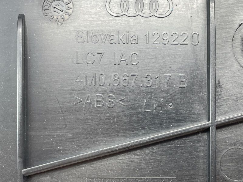 Обшивка дверей Audi Q7
