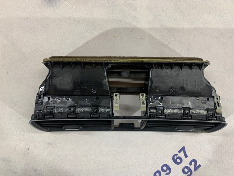Дефлектор повітропроводу 561819728 Volkswagen Passat