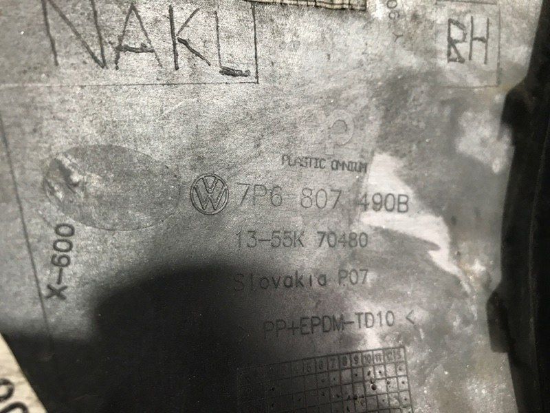 Накладка протитуманної фари 7P6807490B Volkswagen Touareg