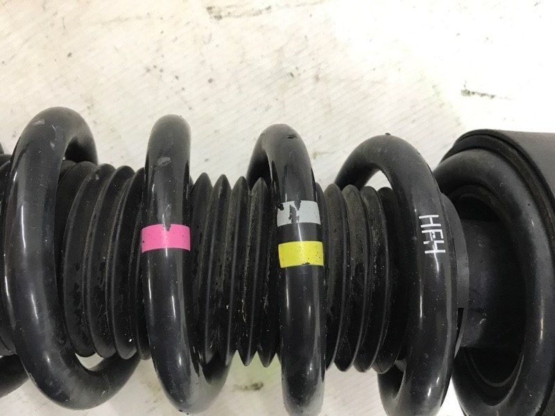 Стійка амортизатора в зборі з пружиною 7P6413032H Volkswagen Touareg