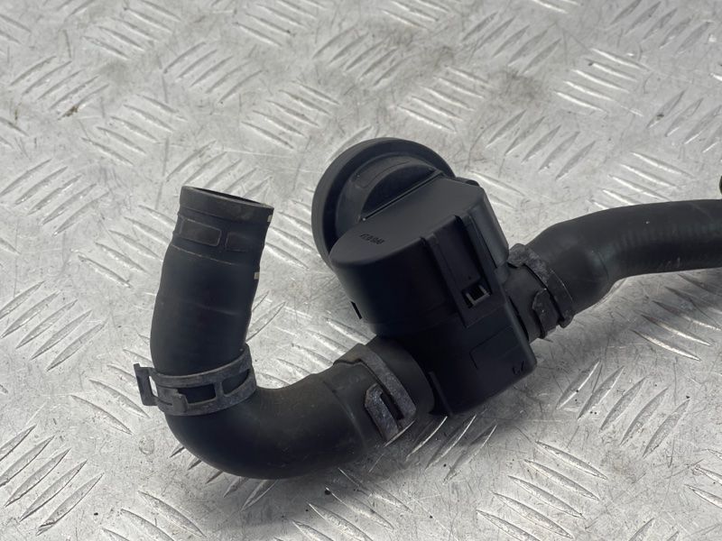 Шланг ОР з клапаном 7P0122049B Volkswagen Touareg
