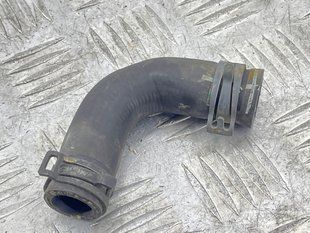 Патрубок системи охолодження 7P0121157B Volkswagen Touareg