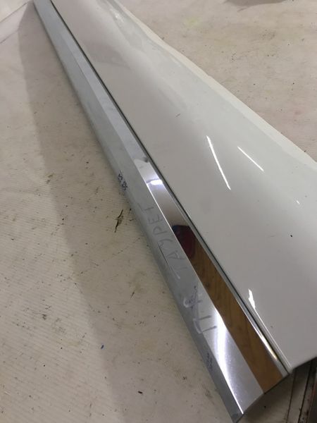 Накладка двери 7P6854940H Volkswagen Touareg