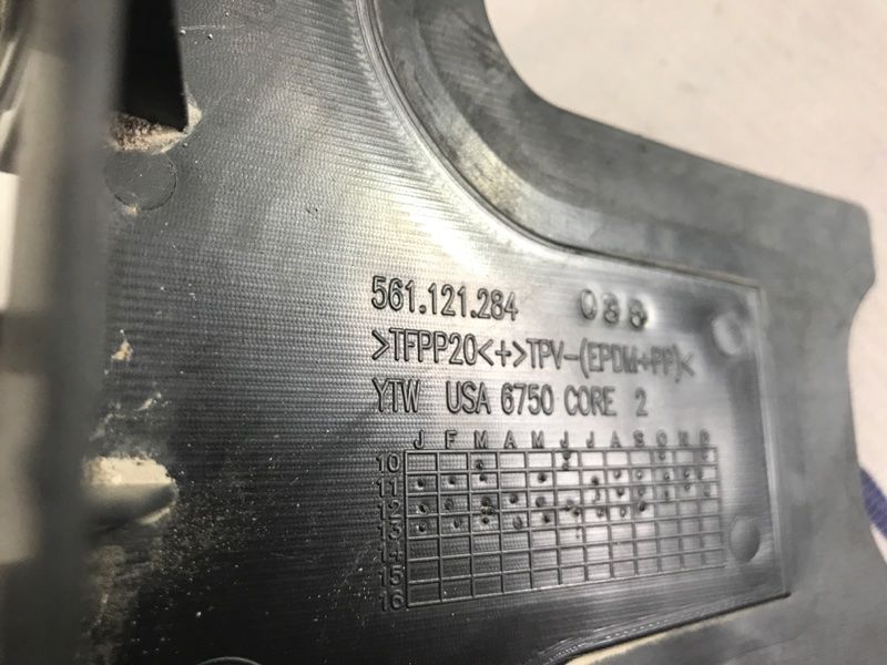 Дефлектор радіатора 561121284 Volkswagen Passat