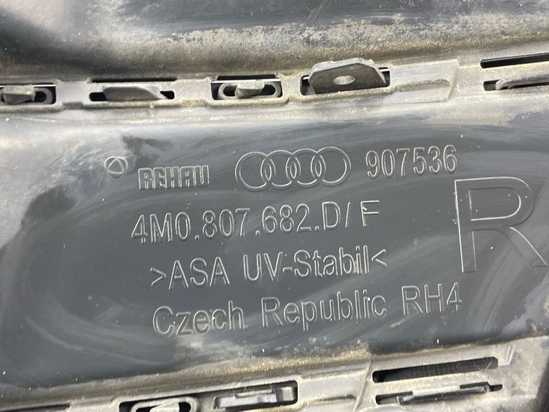 Решетка воздухозаборника бампера s-line 4M0807682D Audi Q7