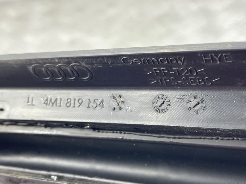 Накладка жабо 4M1819154 Audi Q7