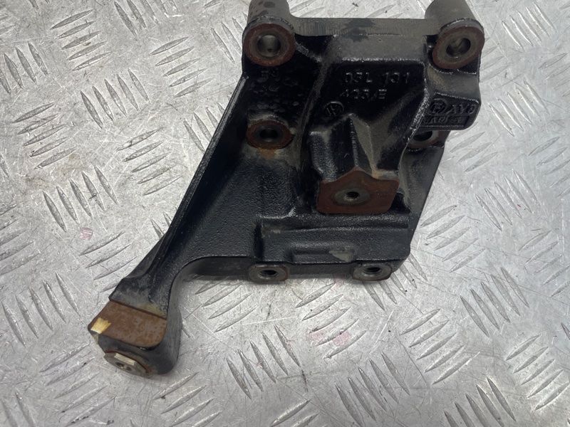 Кронштейн каталізатора 05L131425E Audi A6
