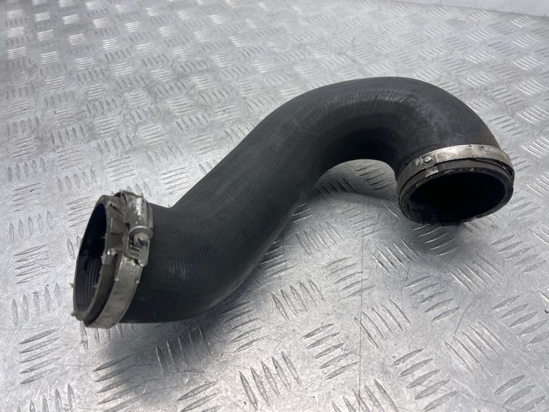 Патрубок 7P0145972A Volkswagen Touareg