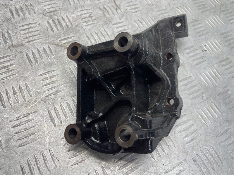 Кронштейн каталізатора 05L131425E Audi A6