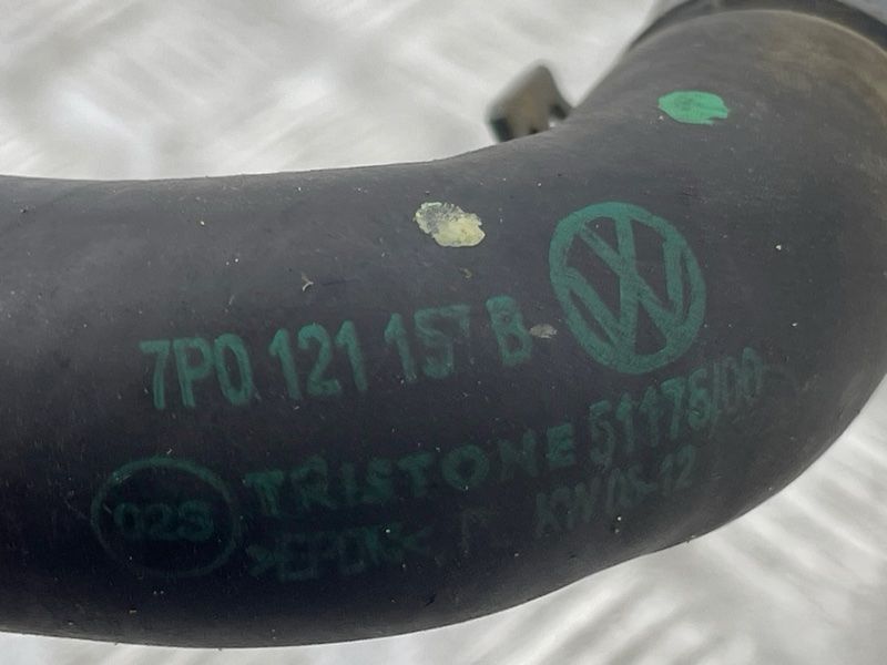 Патрубок системи охолодження 7P0121157B Volkswagen Touareg
