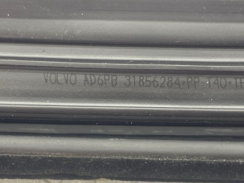 Ущільнювач дверей з декоративною накладкою алюмінієвий Volvo XC60