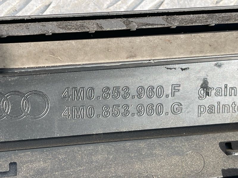 Накладка дверей 4M0853960G Audi Q7