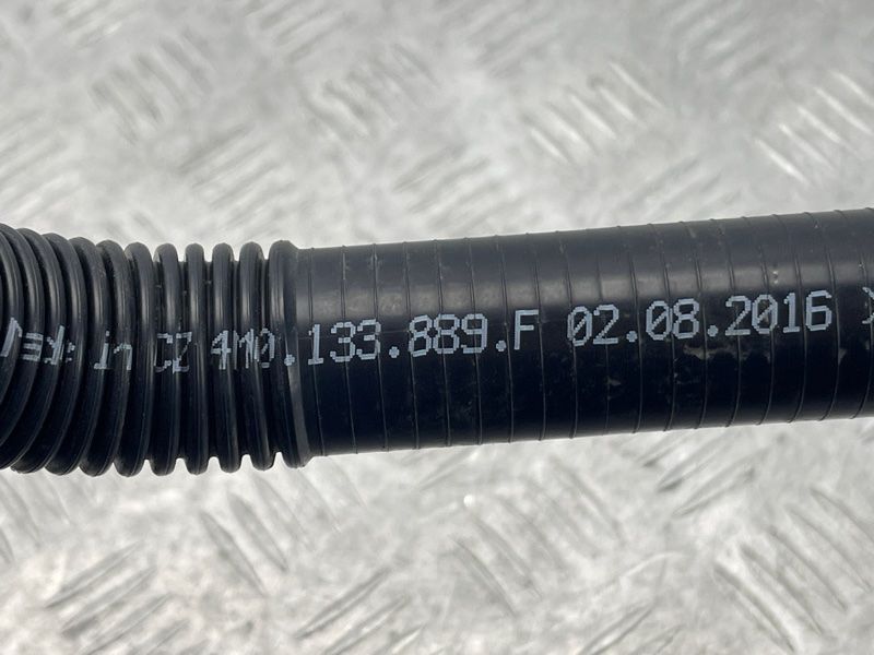 Трубка соединительная 4M0133889F Audi Q7