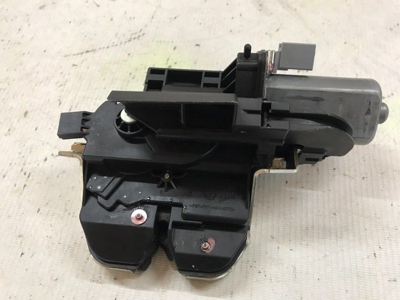 Замок кришки багажника 7P0827505J Volkswagen Touareg