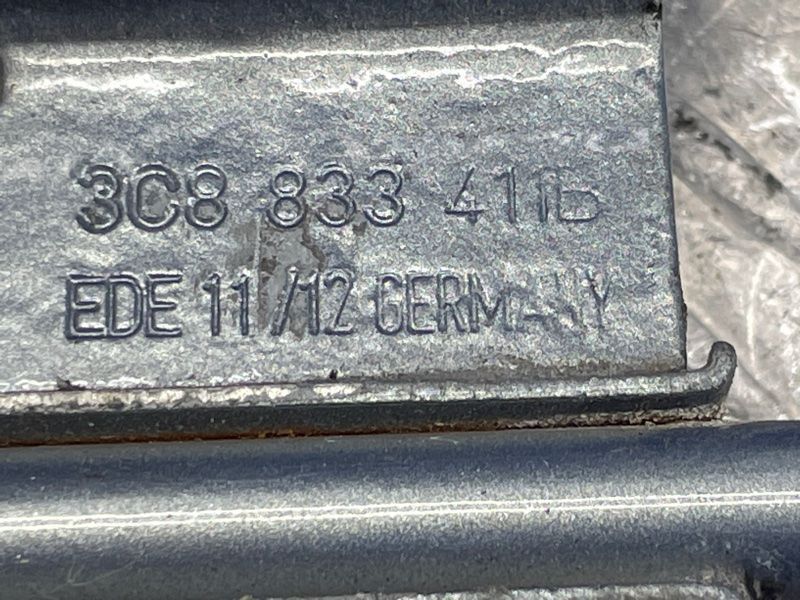 Петля дверей нижня 3C8833411B Volkswagen CC