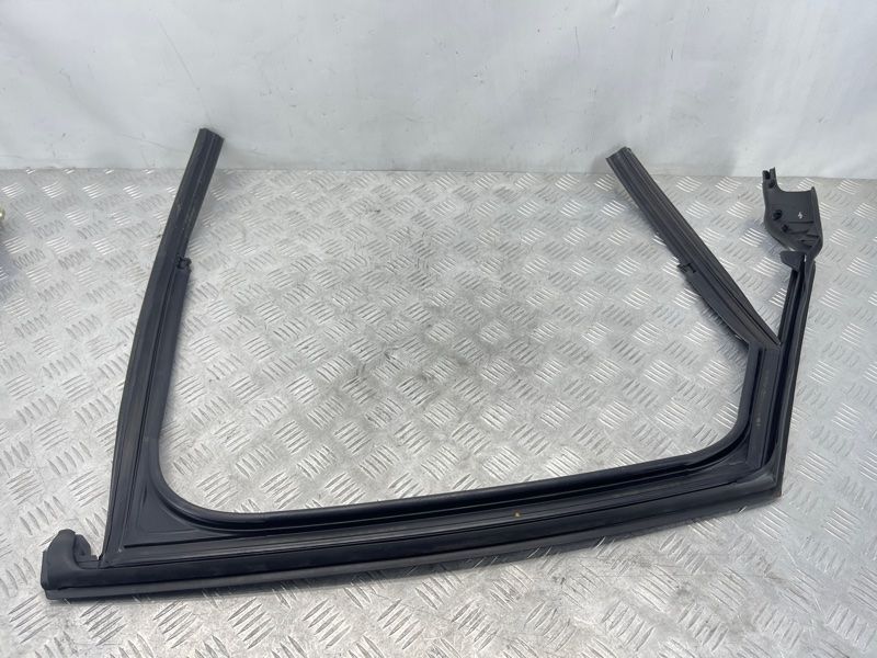 Направляющая стекла двери 4G5839431 Audi A6