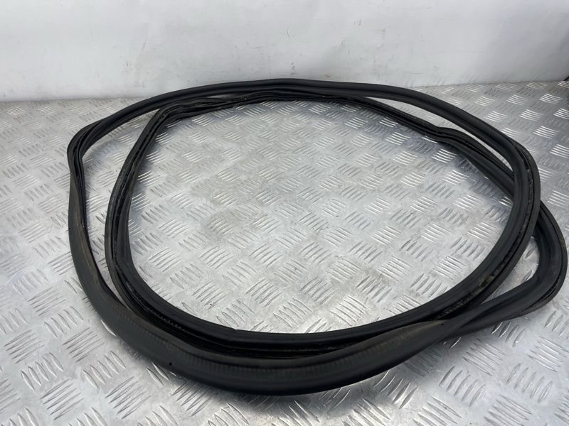 Уплотнитель багажника 4M0827705 Audi Q7