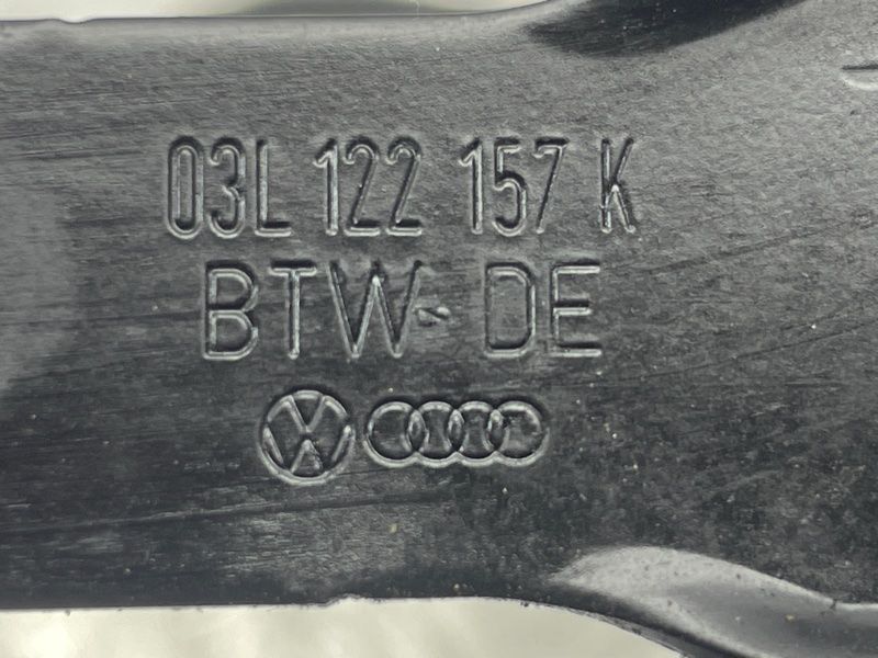 Маслозаливний патрубок 03L122157K Volkswagen CC
