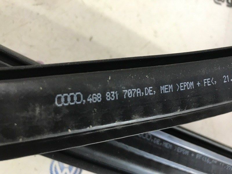 Ущільнювач дверей внутрішній нижній 4G8831707A Audi A7