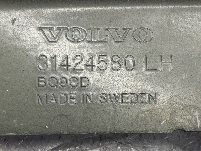 Кронштейн крила 31424580 Volvo XC60