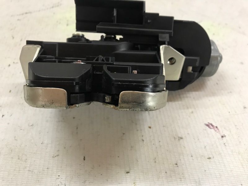 Замок кришки багажника 7P0827505J Volkswagen Touareg