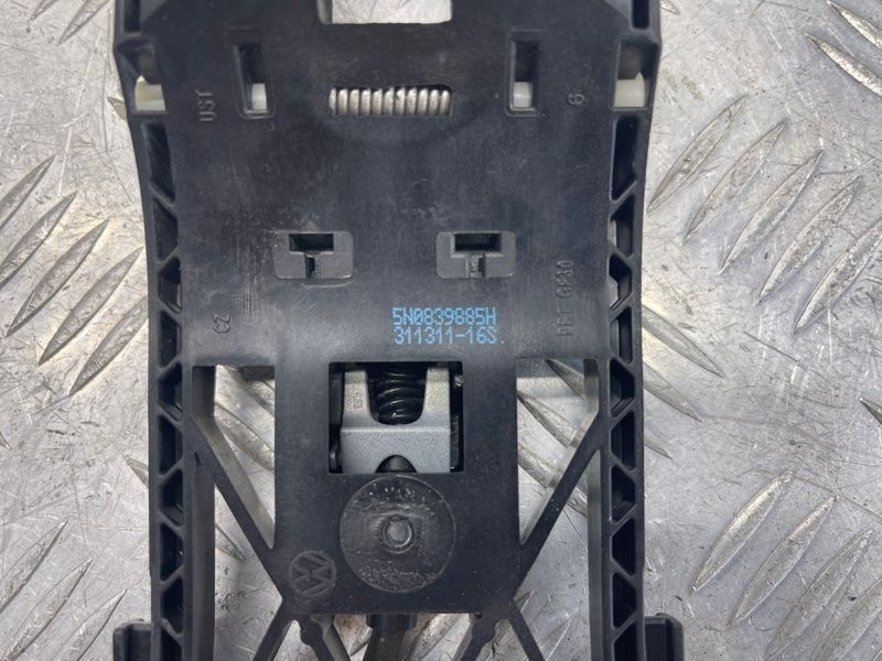 Кронштейн ручки 5N0839885H Volkswagen Touareg