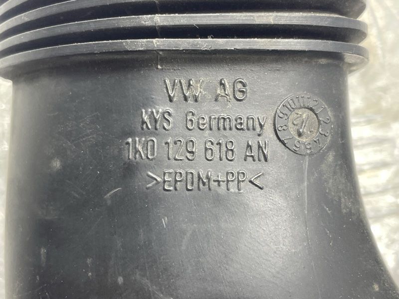 Патрубок повітряного фільтра 1K0129618AN Volkswagen CC