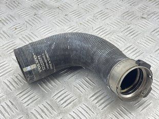 Патрубок интеркулера левый 32222071 Volvo XC60 Volvo S60, Volvo V60, Volvo V60 Cross Country, Volvo V90, Volvo V90 Cross Country, Volvo XC60, Volvo XC90